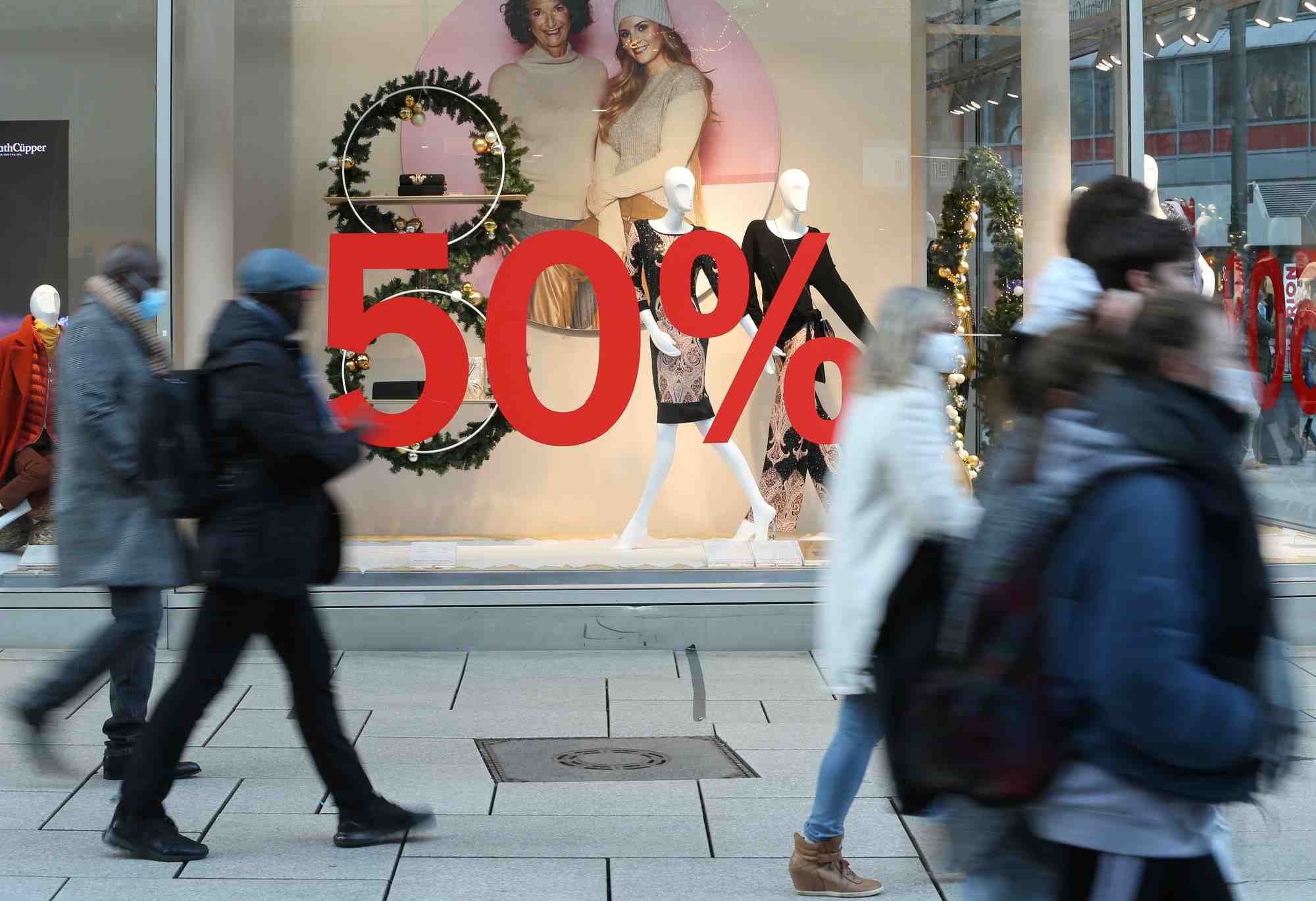 Des gens passent devant un magasin a francfort