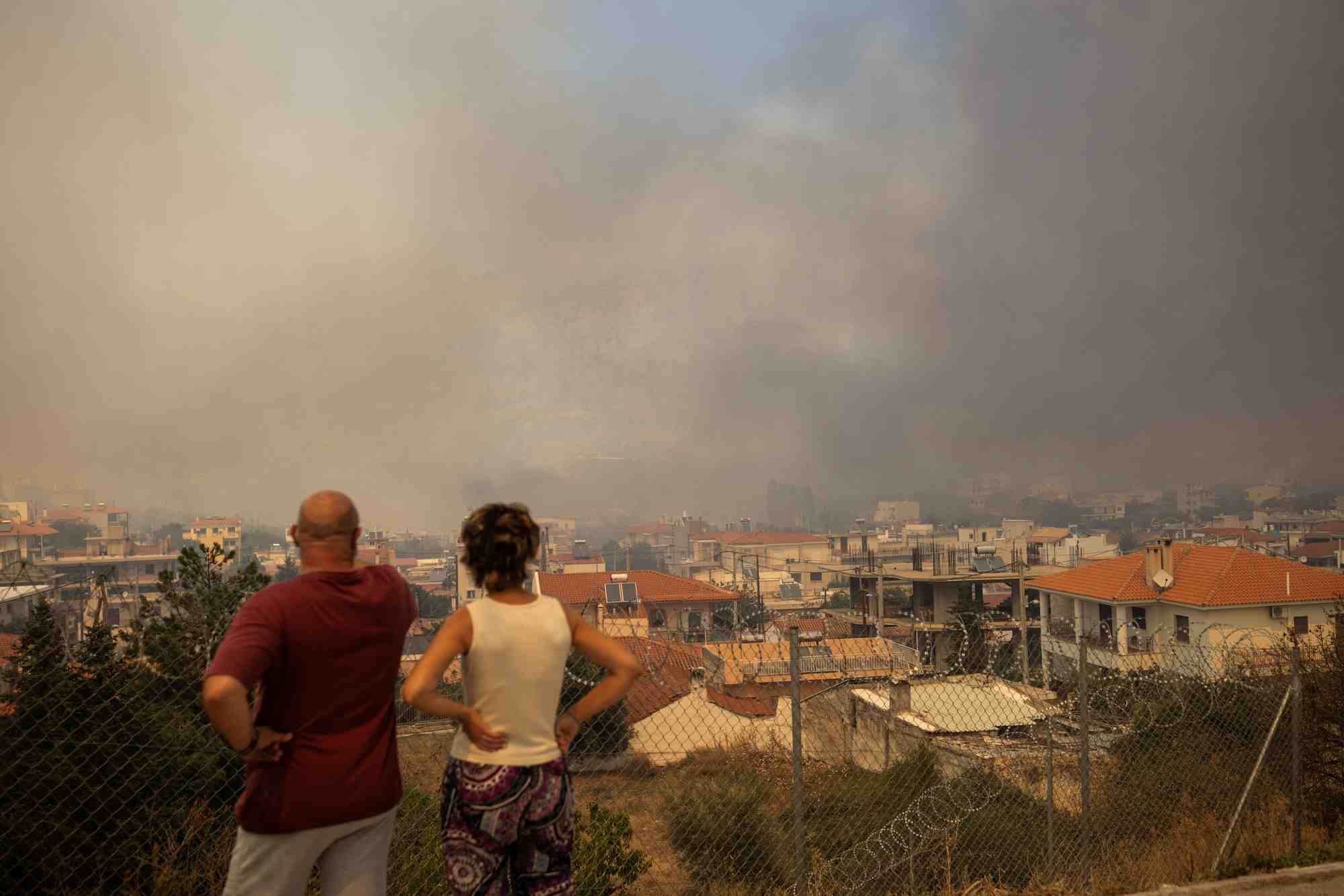 Un incendie fait rage pres d'athenes