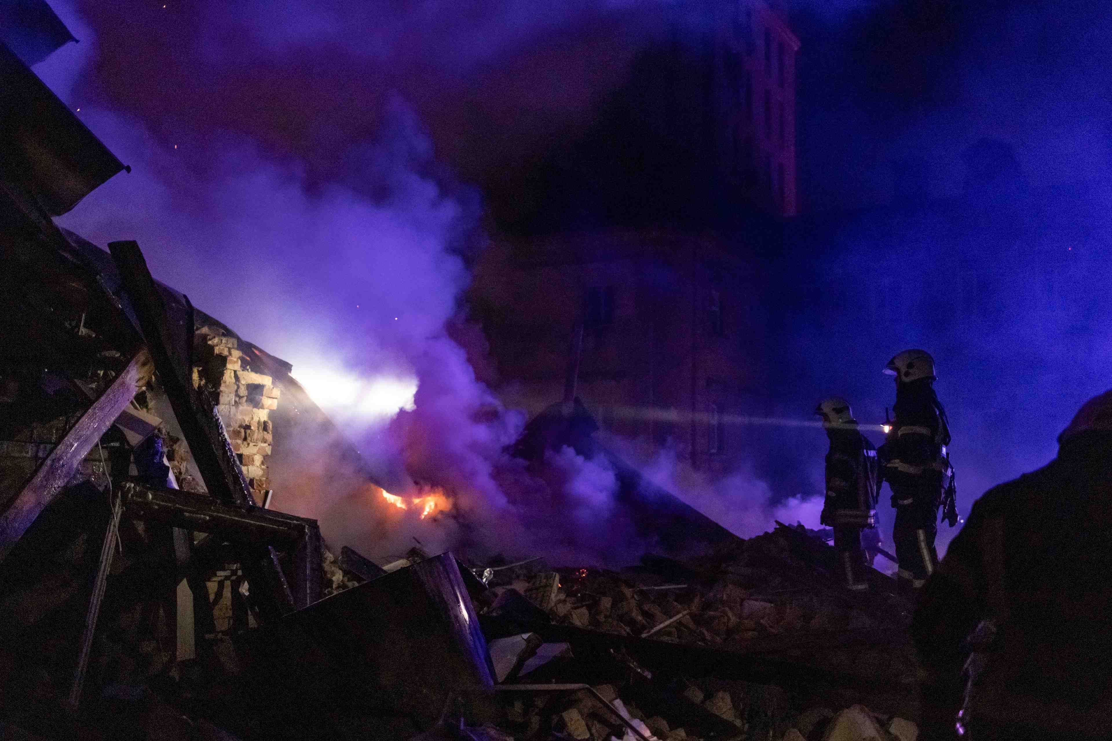 Des pompiers travaillent sur le site d'une attaque de drone russe, a kharkiv
