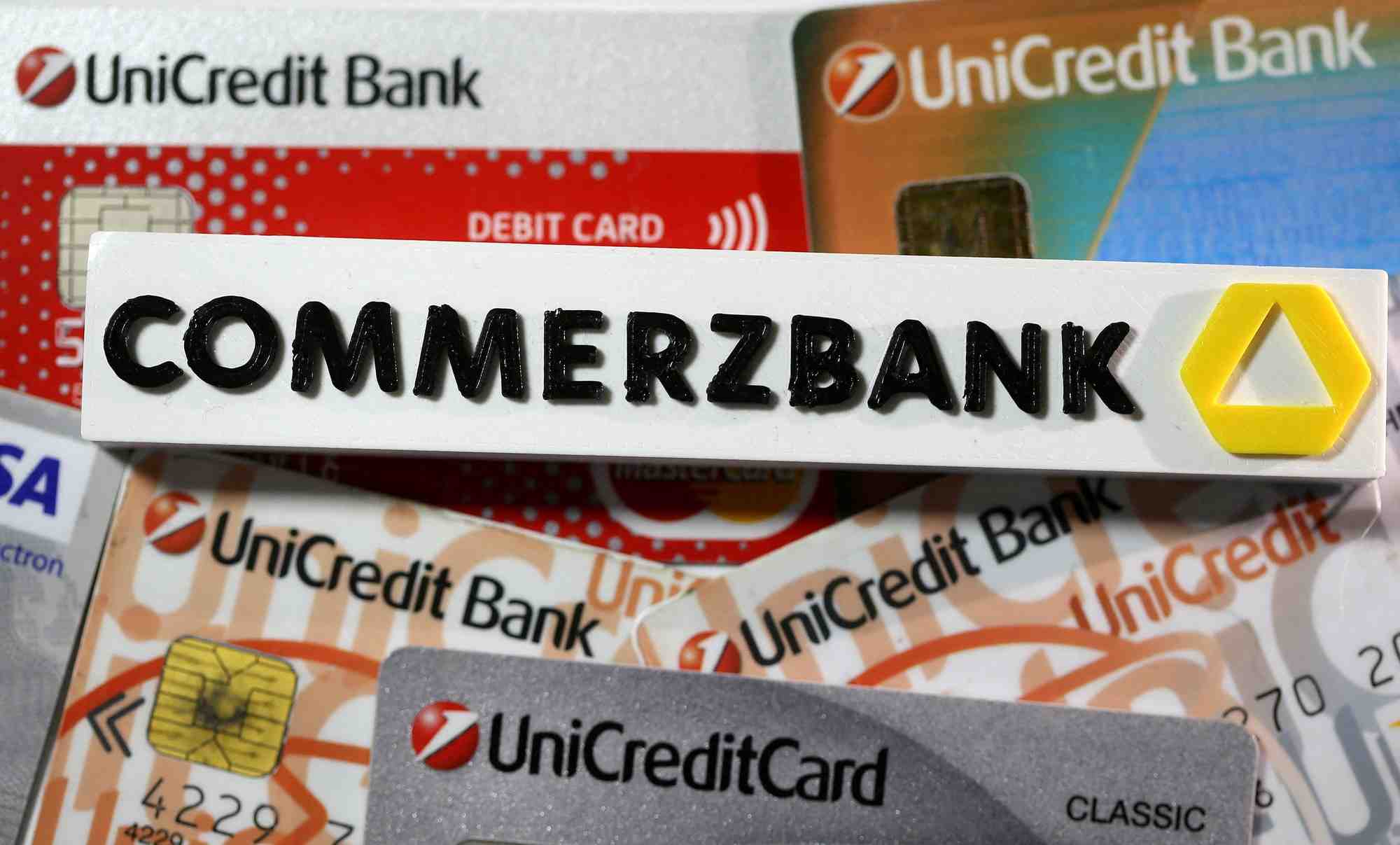 Logo de commerzbank et cartes de credit d'unicredit