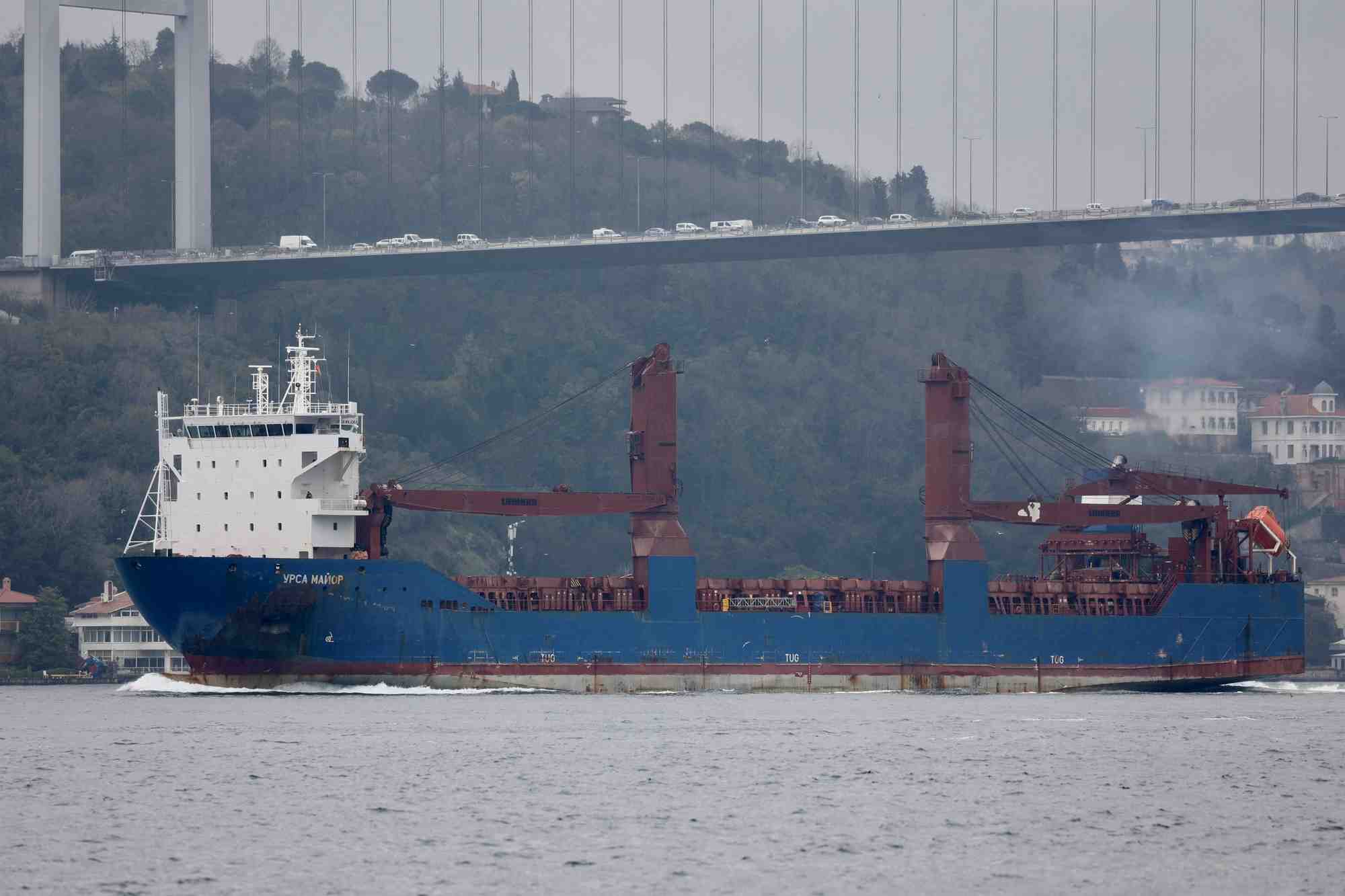 Un cargo russe, l'Ursa Major, traverse le Bosphore à Istanbul
