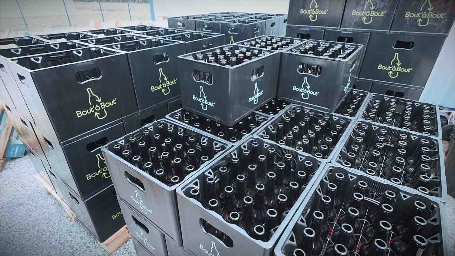 Dans son usine de 2 500 mètres carrés près de Nantes, Bout' à Bout' traite plus de 600 références de bouteilles, venant de plus de 300 points de collecte.