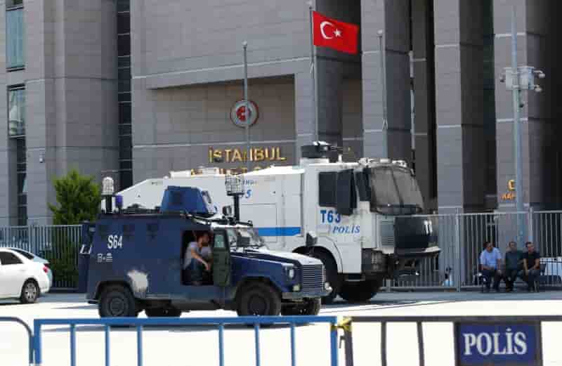 Ouverture du proces des journalistes de cumhuriyet a istanbul