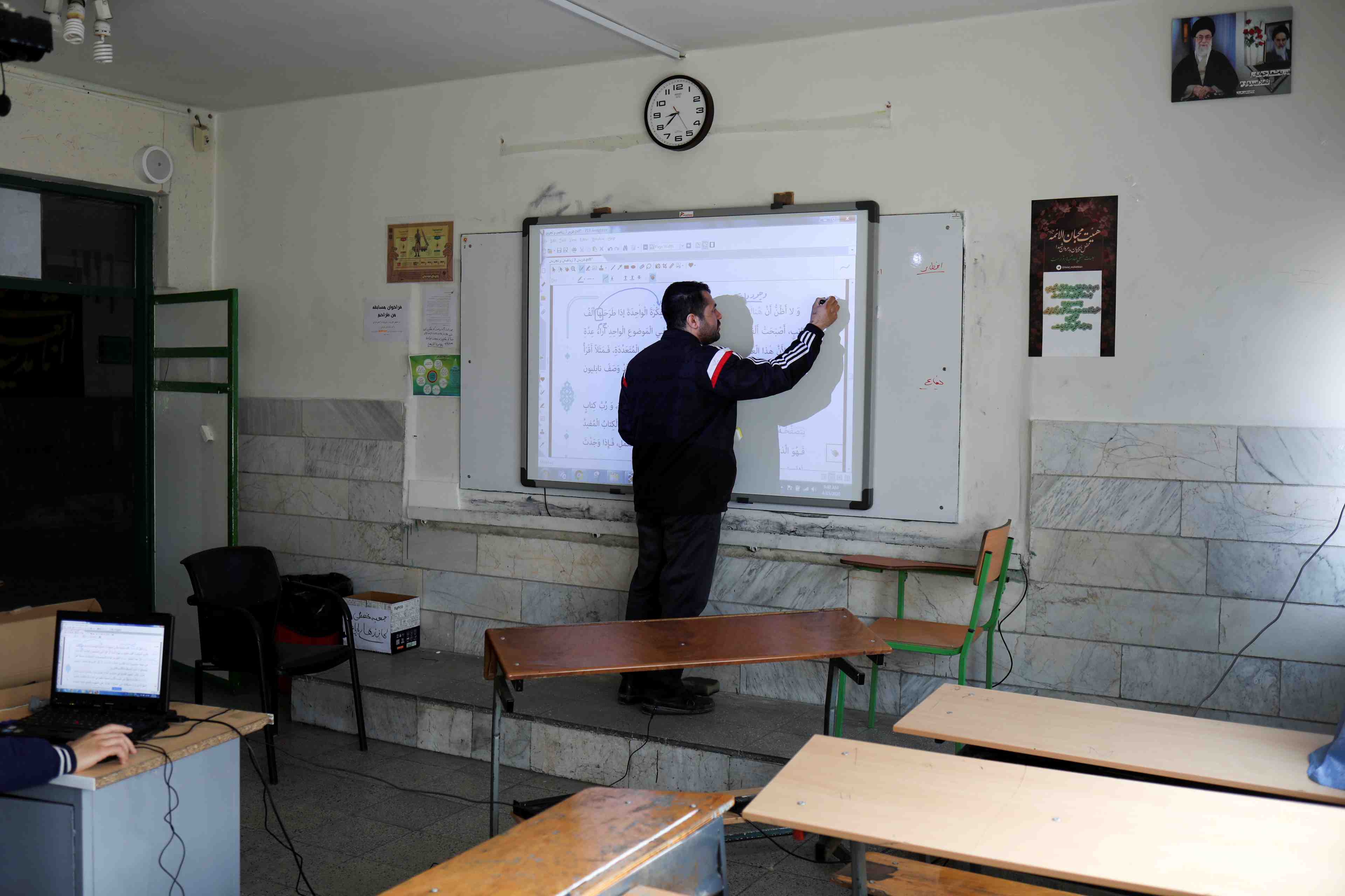 Coronavirus: fermees pendant sept mois, les ecoles rouvrent en iran