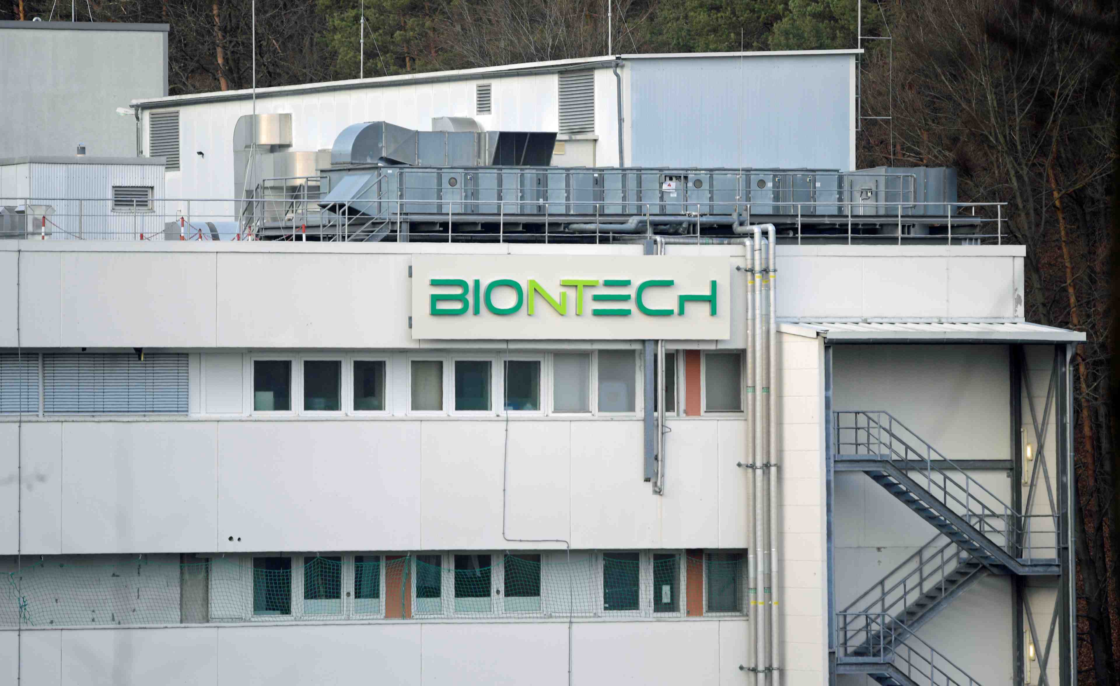 Reuters next: biontech dit pouvoir adapter rapidement son vaccin contre omicron, dit son pdg