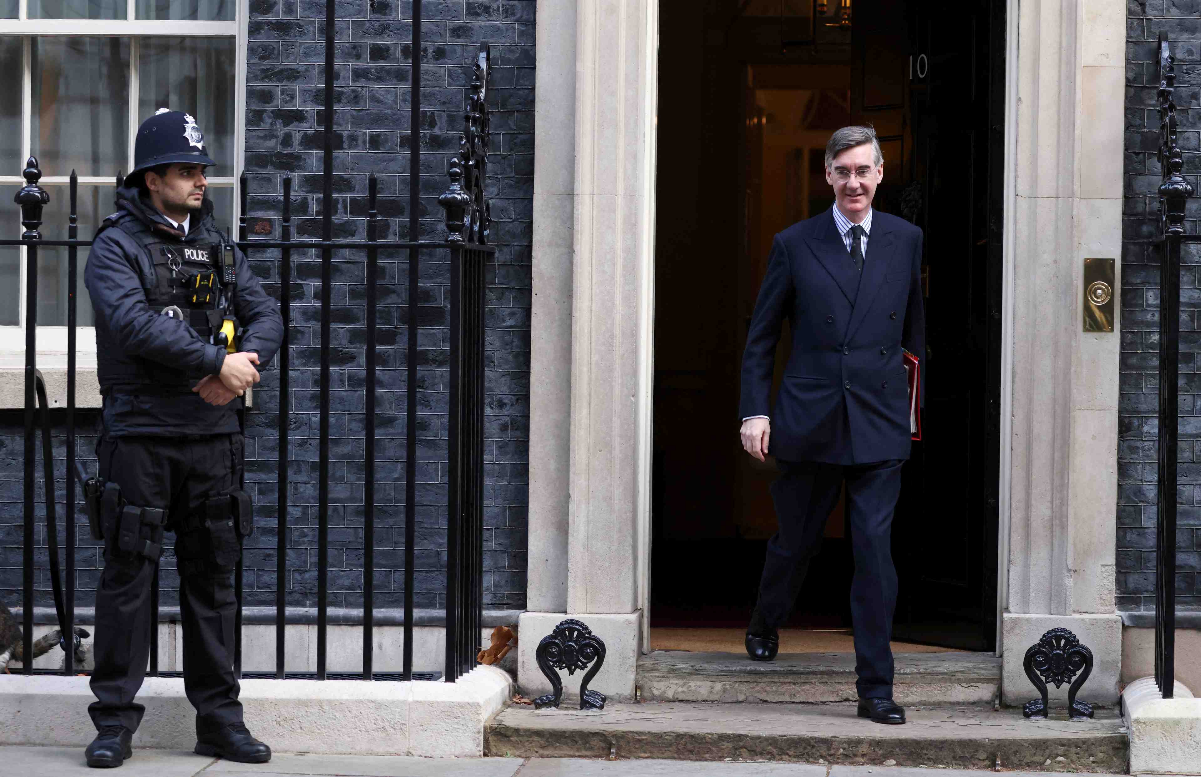 Grande-bretagne: boris johnson tente d'apaiser les critiques en reorganisant ses equipes