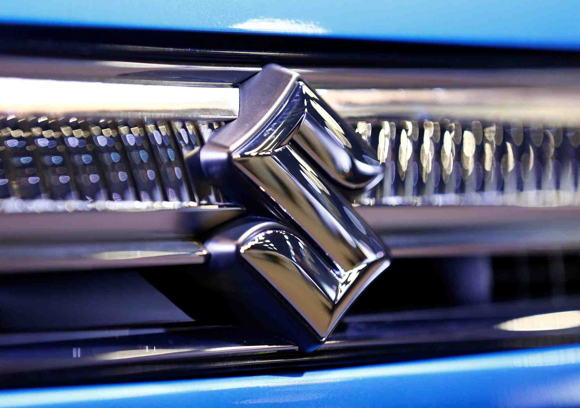 Le logo de suzuki motor sur une voiture  a tokyo, au japon
