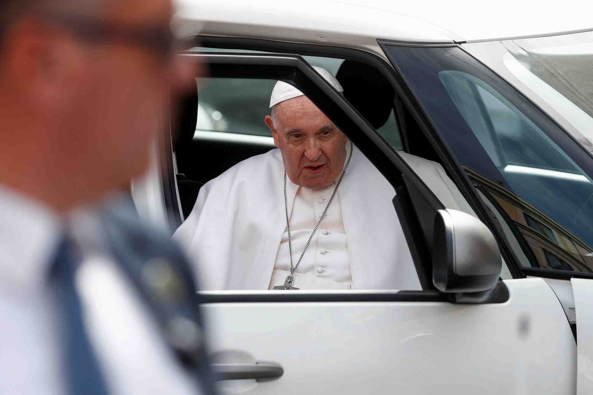 Le pape francois sort de l'hopital gemelli a rome