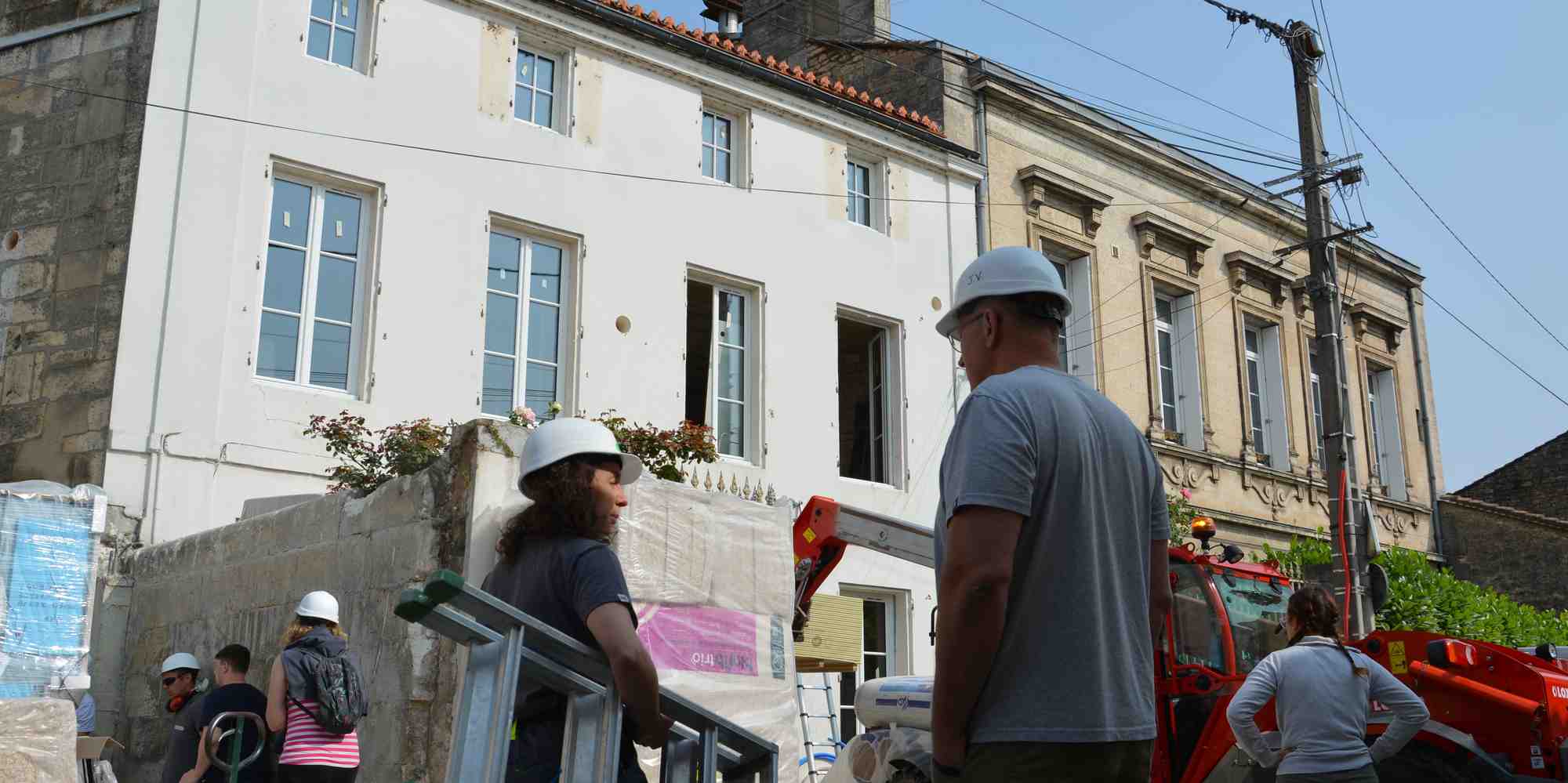 Des associés de la foncière Investir Ensemble Nouvelle-Aquitaine sur leur chantier de rénovation à Angoulême.