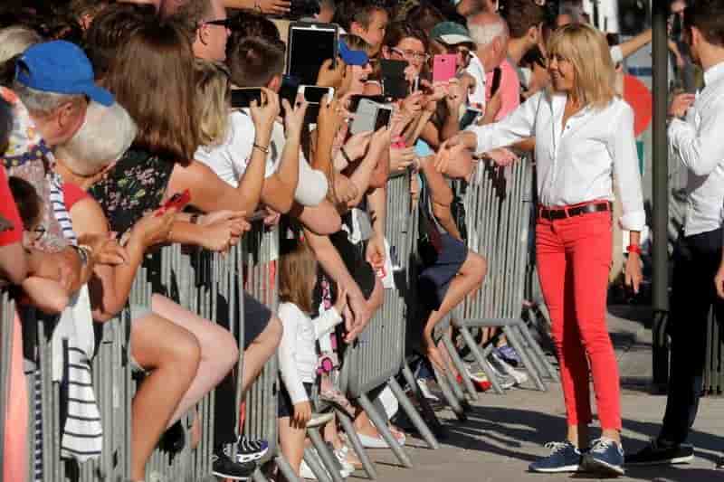 La "premiere dame" de france s'apprete a sortir de l'ombre