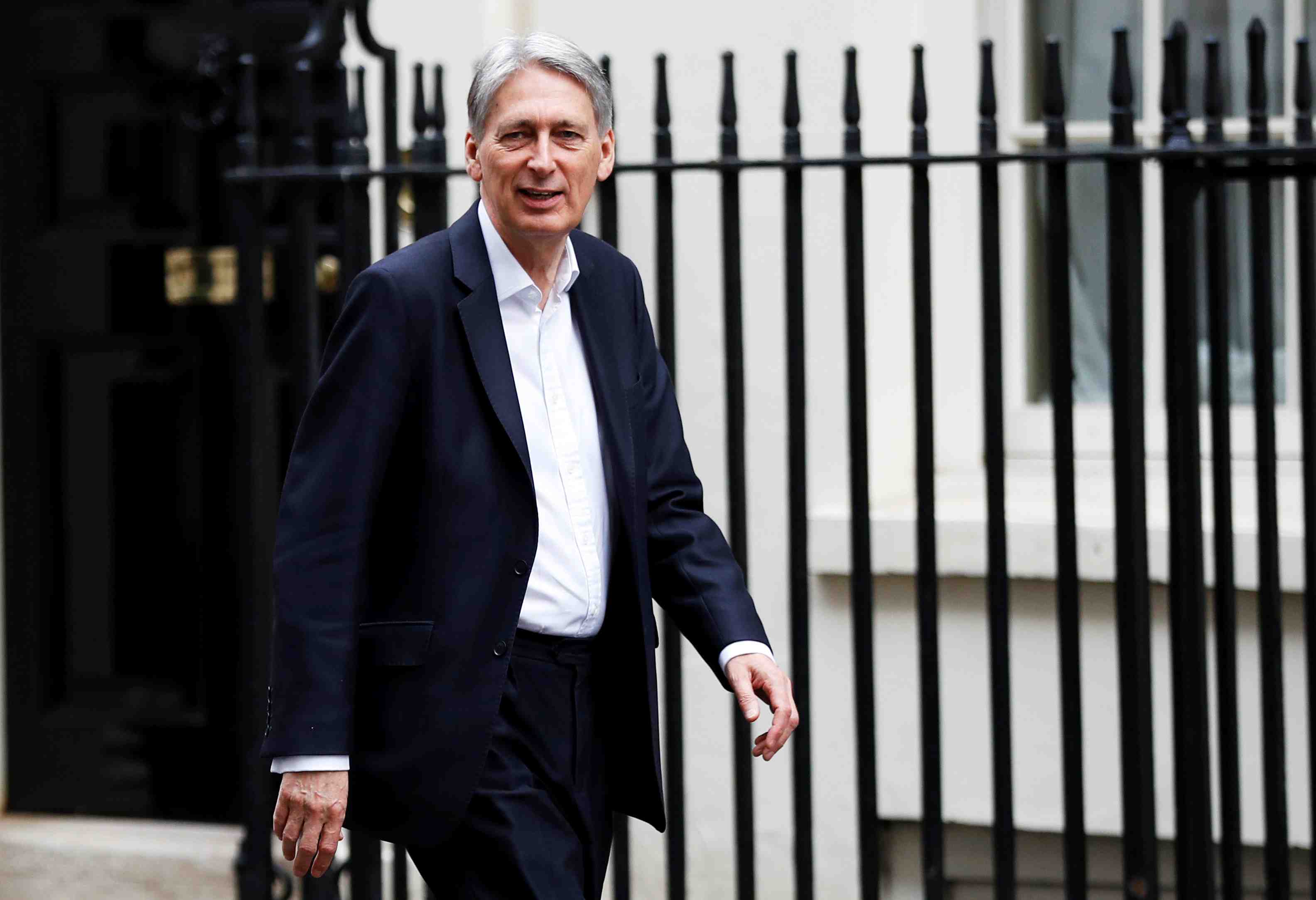 Brexit: les services financiers doivent figurer dans l'accord, dit hammond