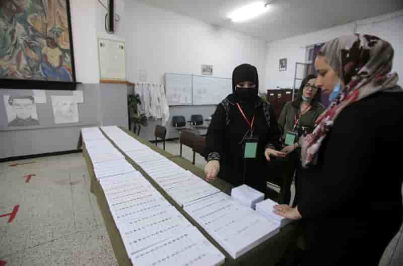 Les algeriens appeles a voter sur fond de crise politique et economique