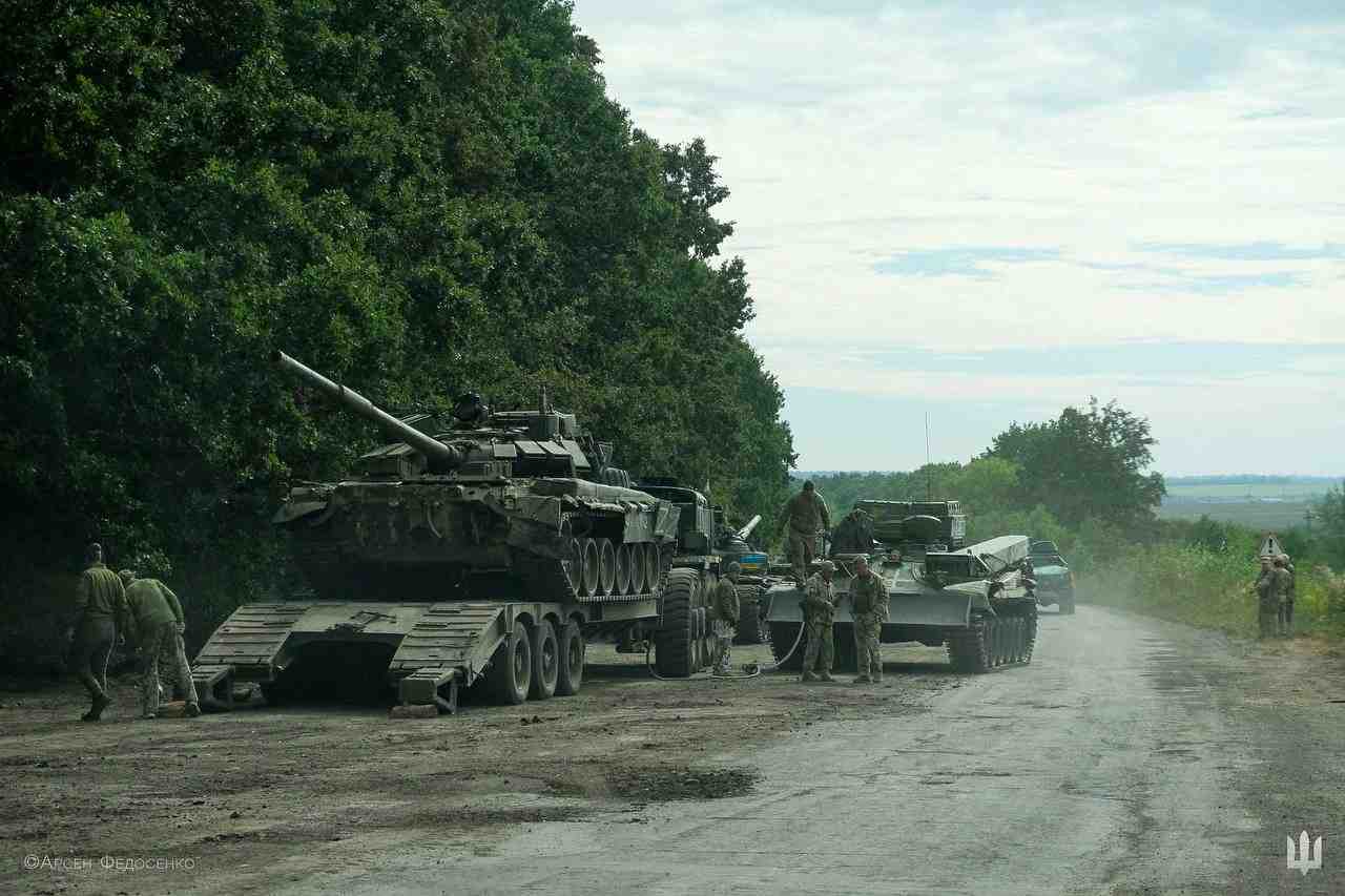 Des soldats ukrainiens se preparent a transporter un char russe capture dans la region de kharkiv, en ukraine