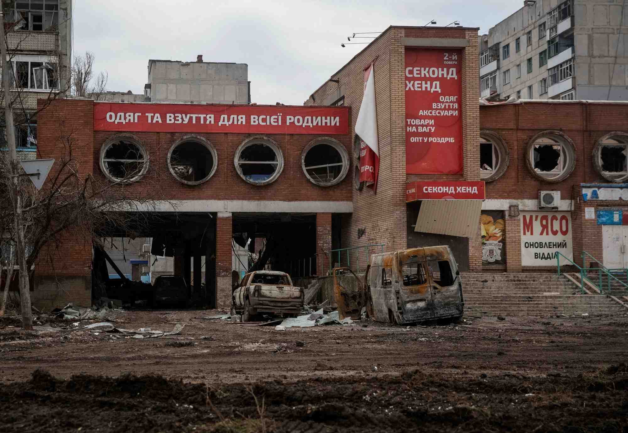 Des batiments et vehicules endommages a bakhmut, ukraine