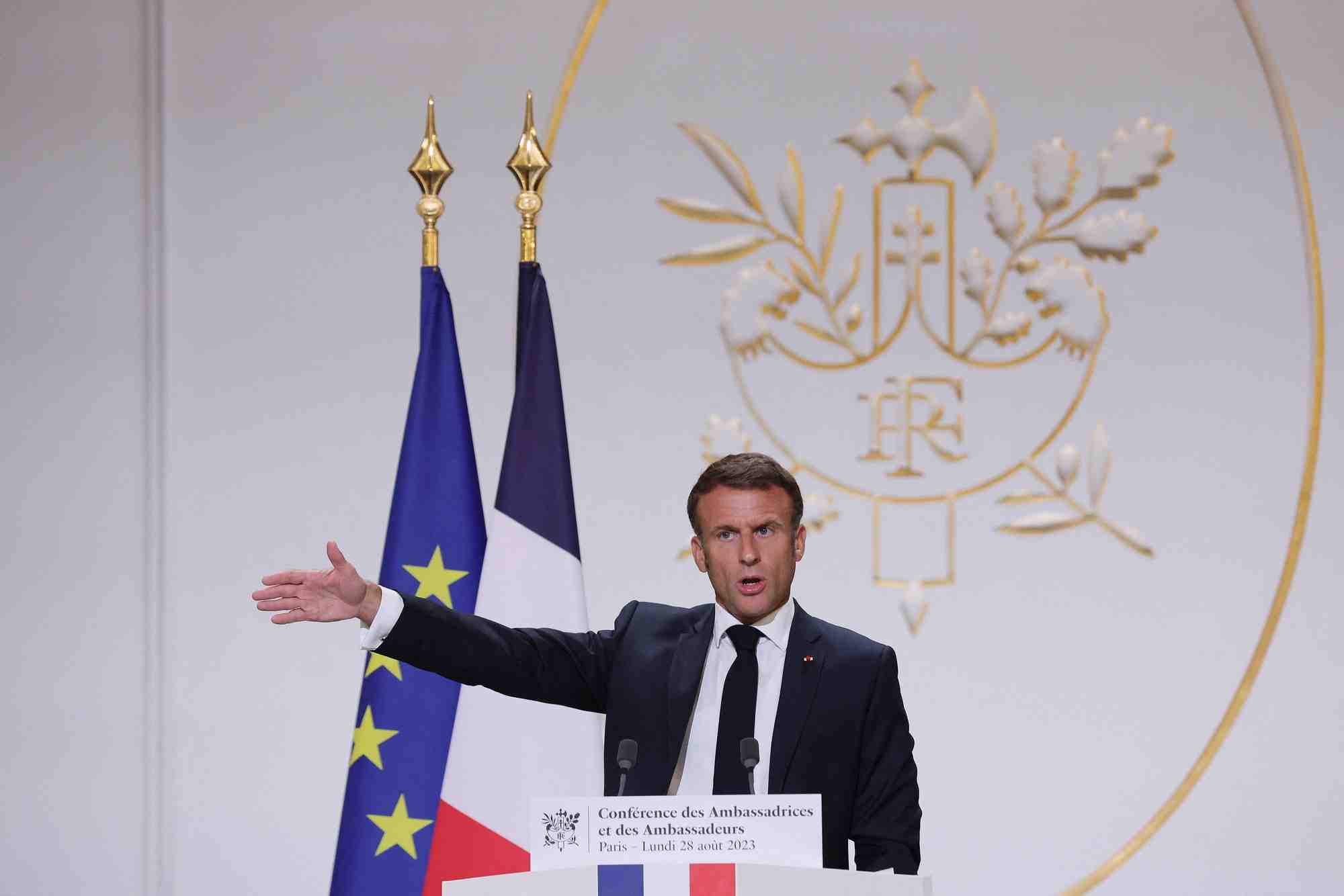 Le president francais macron prononce un discours a paris