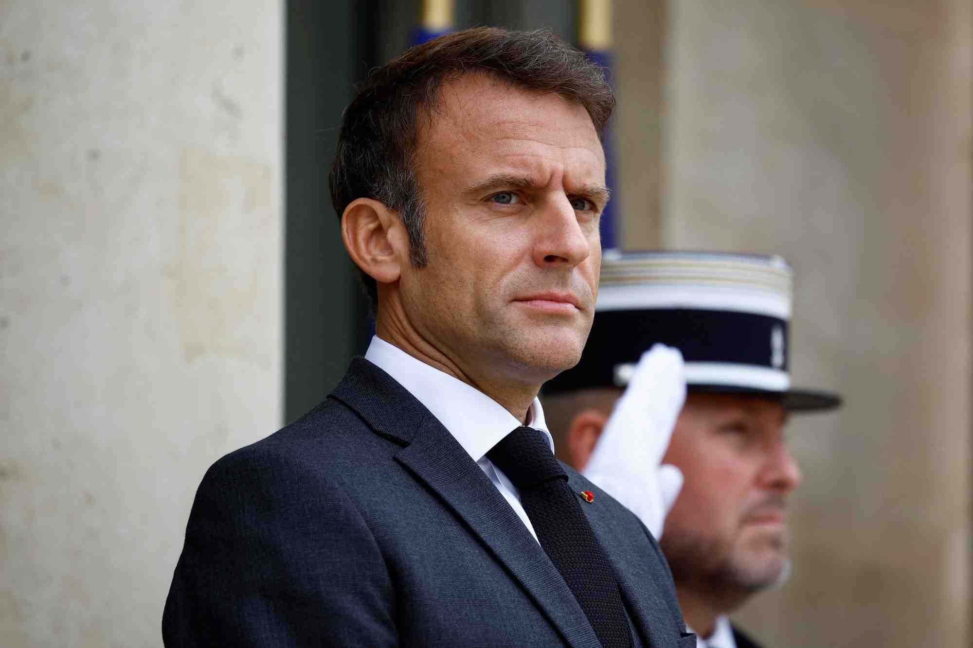 Depuis l'attaque d'Israël par le Hamas le 7 octobre, Emmanuel Macron a exprimé un soutien sans faille aux Israéliens, à leur « droit à se défendre », avant d'ajuster progressivement son propos en appelant la riposte israélienne à « épargner » les civils à Gaza et en évoquant la recherche d'une solution pacifique.