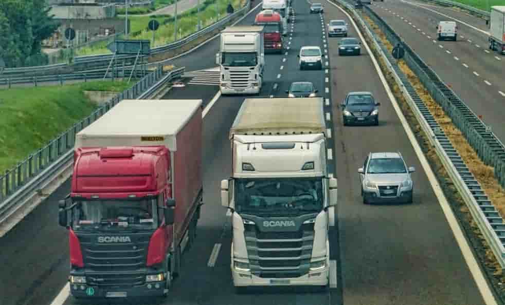 Fragilisé par la grève des ports en France, le secteur du transport routier redoute une taxation supplémentaire.