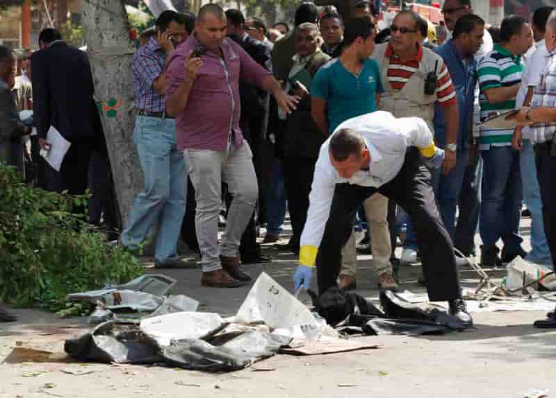 Une bombe tue trois policiers au Caire