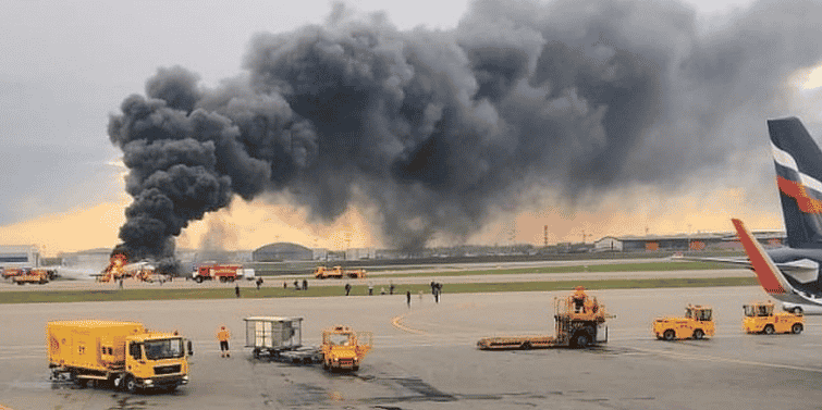 Un avion en feu a l'aeroport de moscou, 41 morts