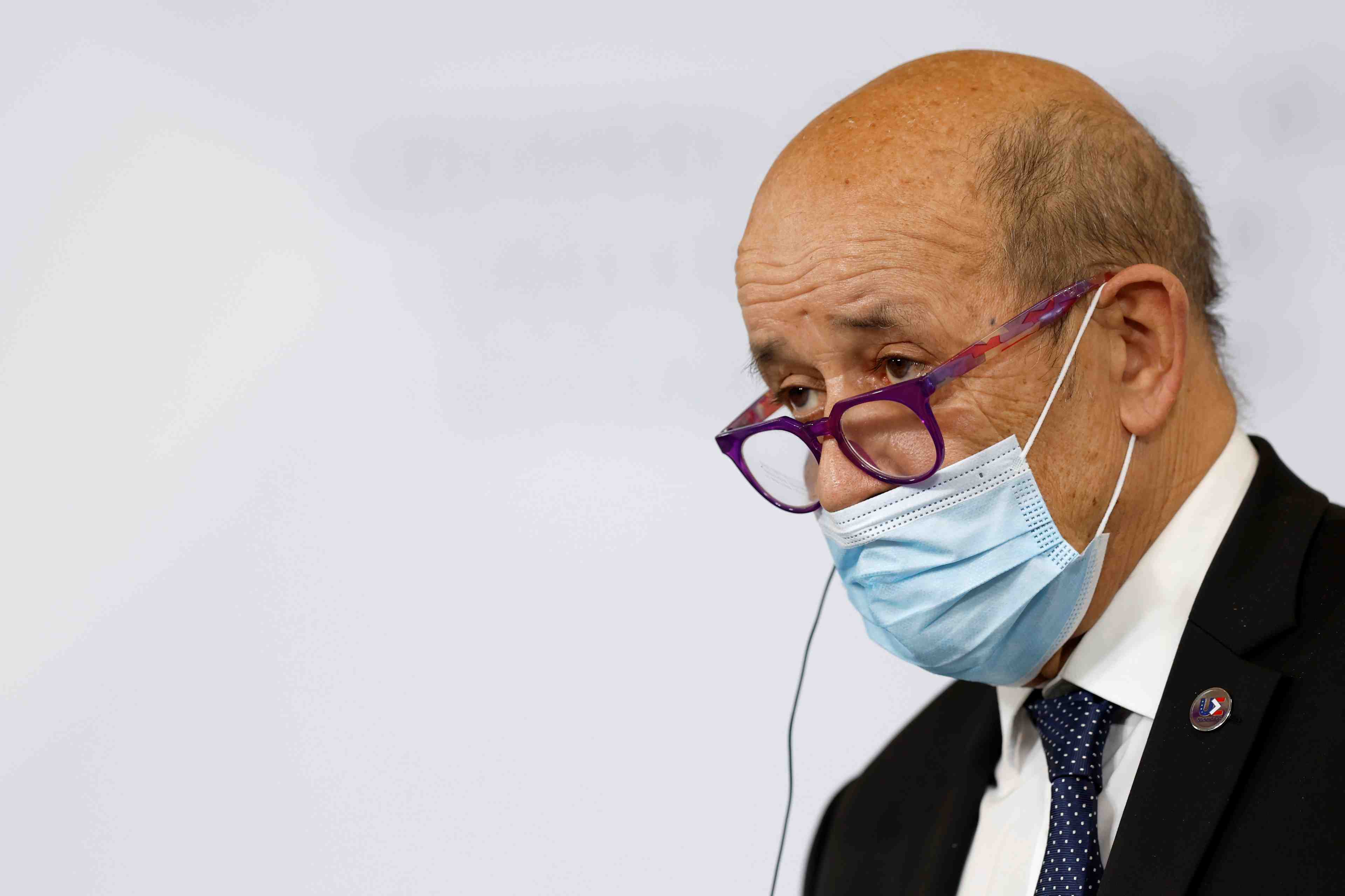 Ukraine: la reconnaissance des regions separatistes par la russie serait une agression sans armes, declare le drian