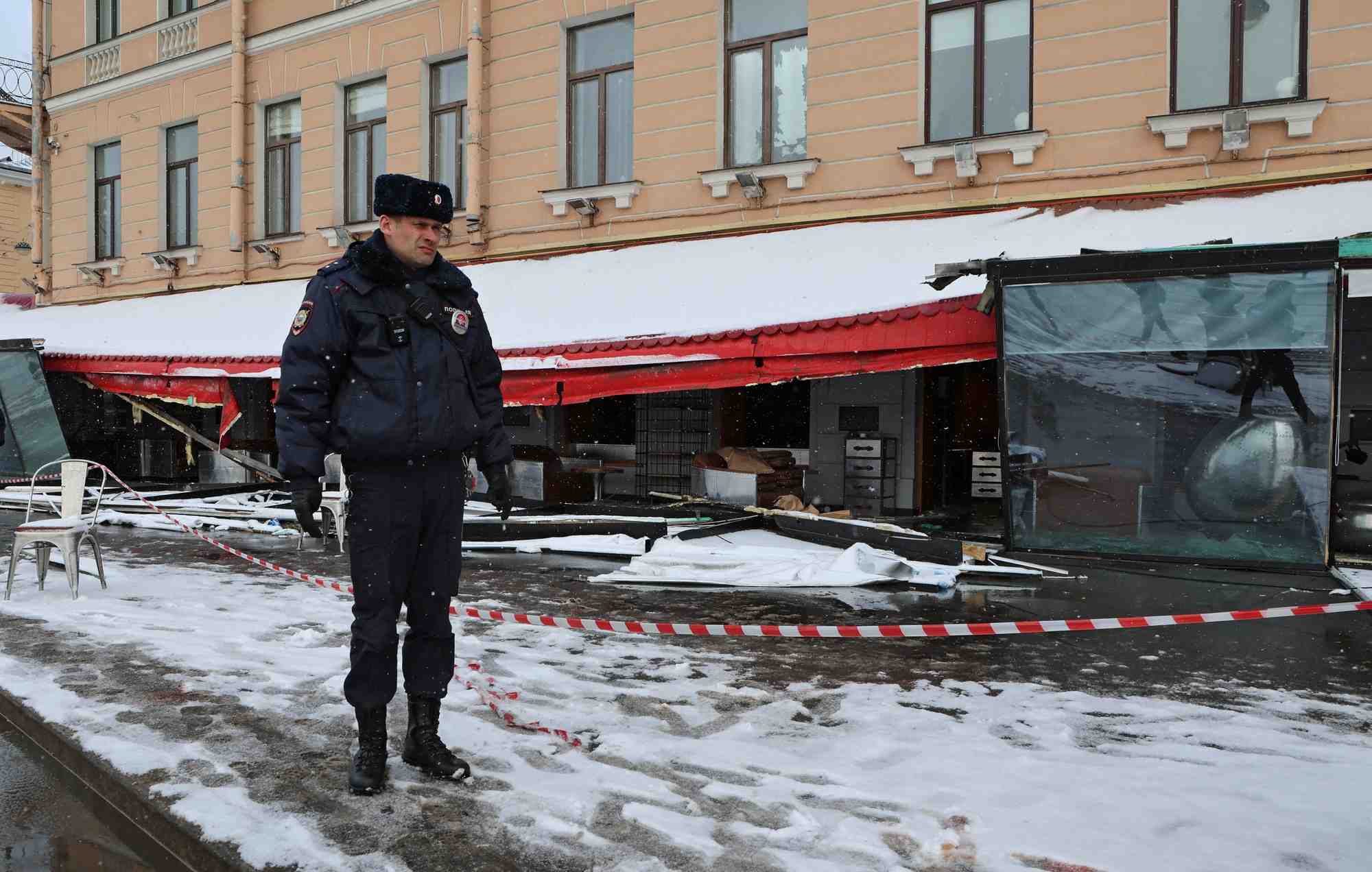 Un policier sur les lieux de l'explosion meurtrier dans un cafe a saint-petersbourg