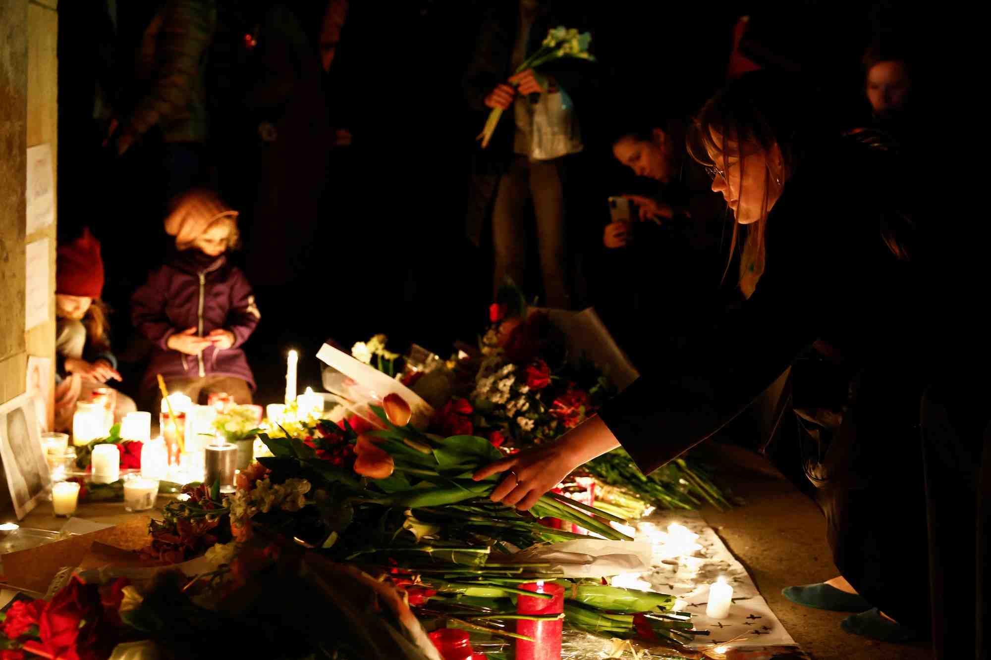 Des personnes se rassemblent a paris apres la mort d'alexei navalny