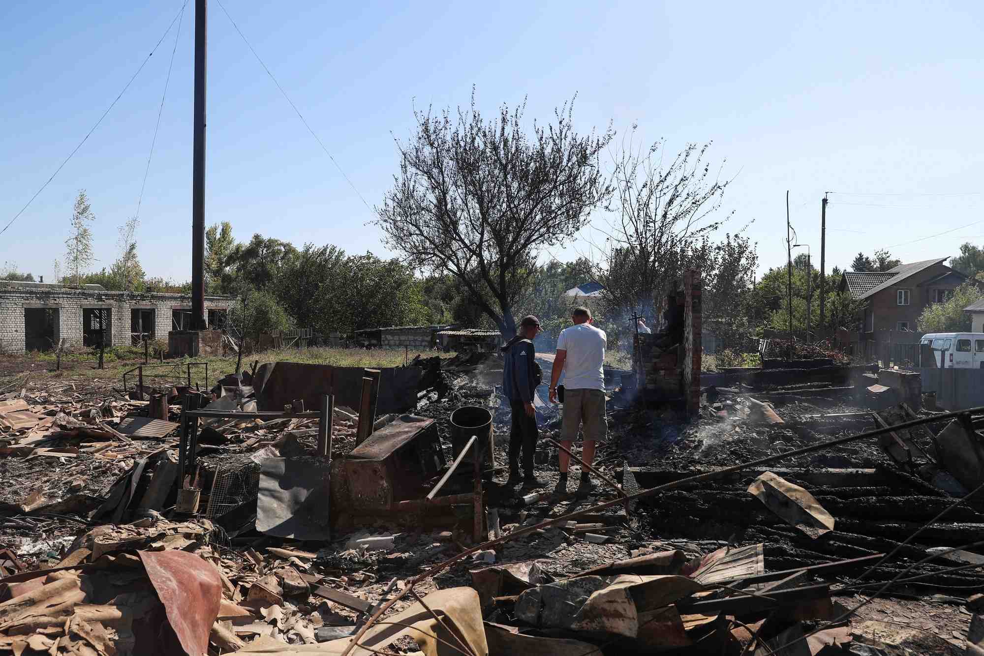Des degats apres une frappe russe sur un village ukrainien
