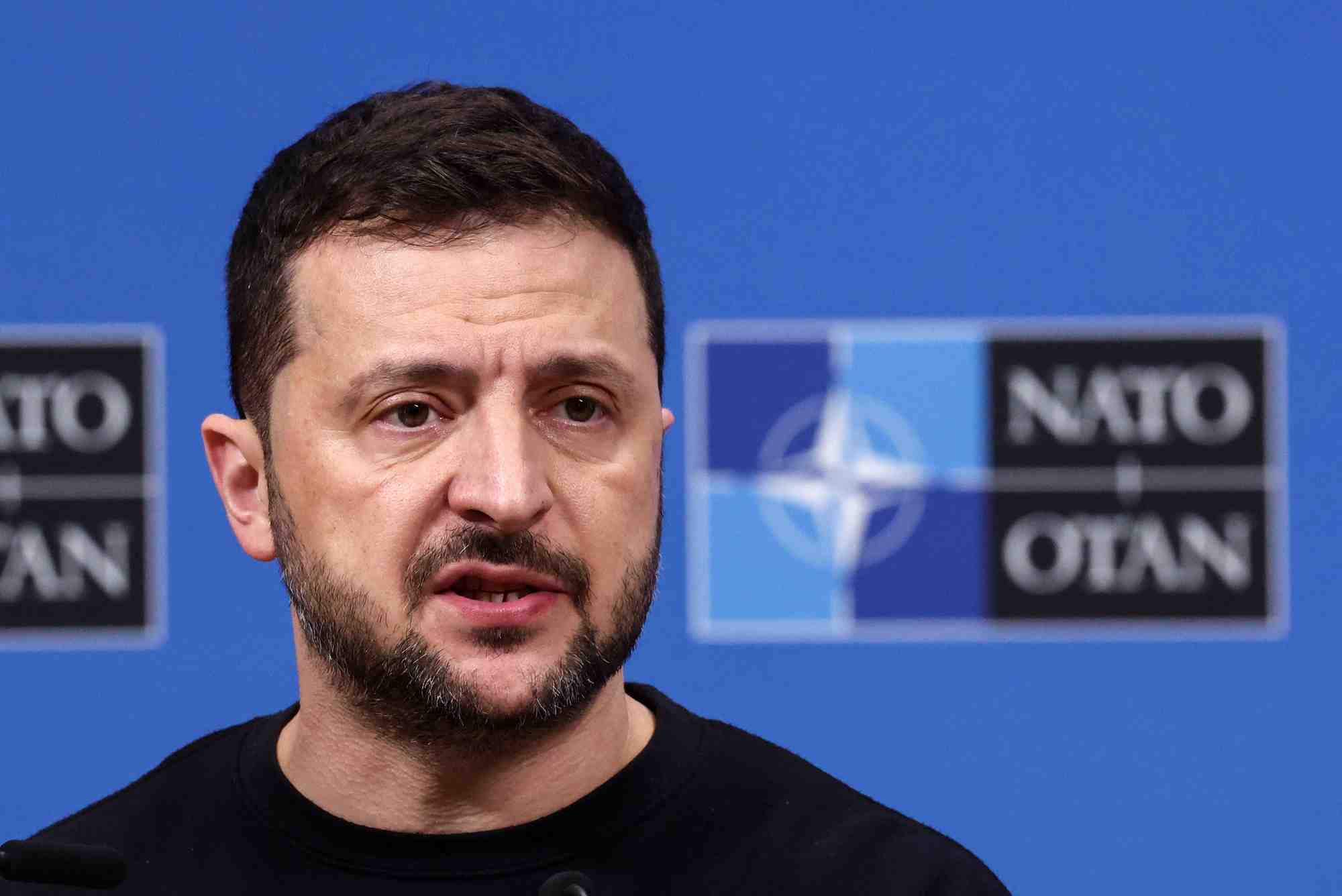 Le Président de l'Ukraine, Volodymyr Zelensky a exhorté ses alliés à se renforcer pour éviter un accord forgé par les Américains « dans le dos » de l'Ukraine et de l'Europe.