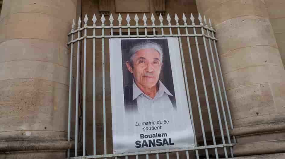 Affiche en soutien de Boualem Sansal sur la façade de la Mairie du 5e arrondissement de Paris, le 1 mars 2025.