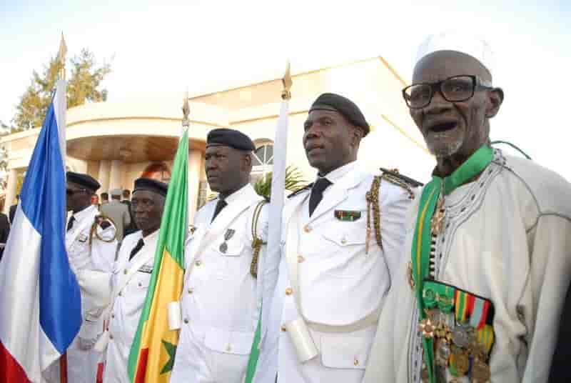 Hollande va naturaliser 28 anciens tirailleurs senegalais