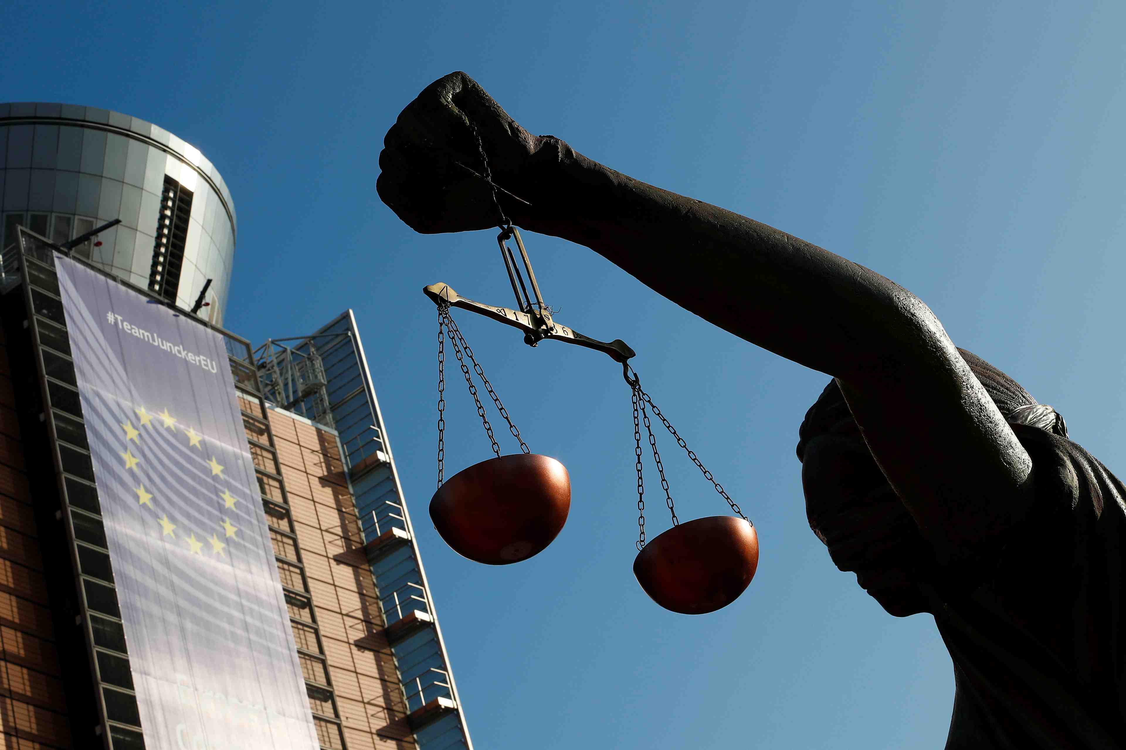 Arrieres d'impots: starbucks blanchi par la justice europeenne, pas fiat chrysler