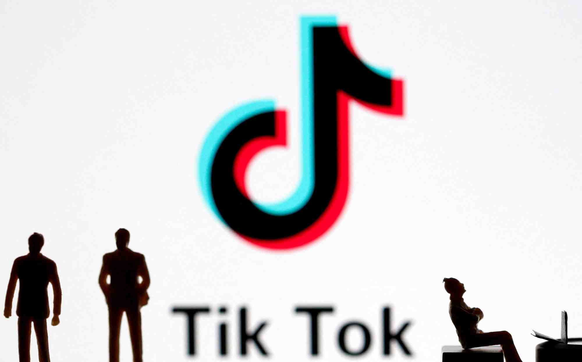 Illustration montre des personnes devant un logo tik tok