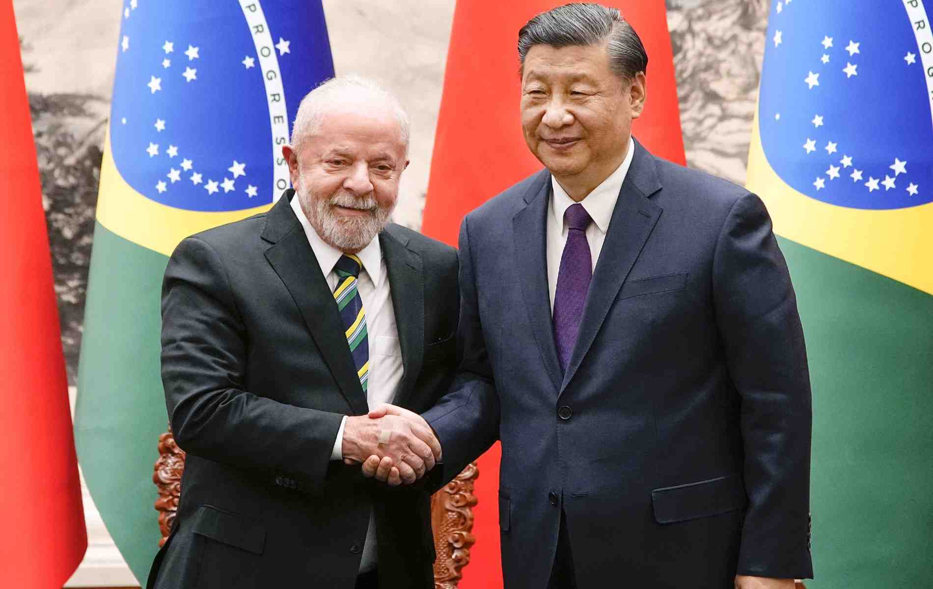 Le président brésilien Lula (à gauche) et son homologue chinois, Xi Jinping (à droite) à Pékin le 14 avril 2023.