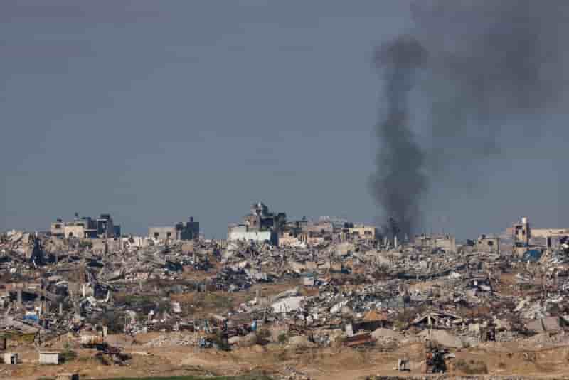 De la fumee s'eleve au-dessus de gaza