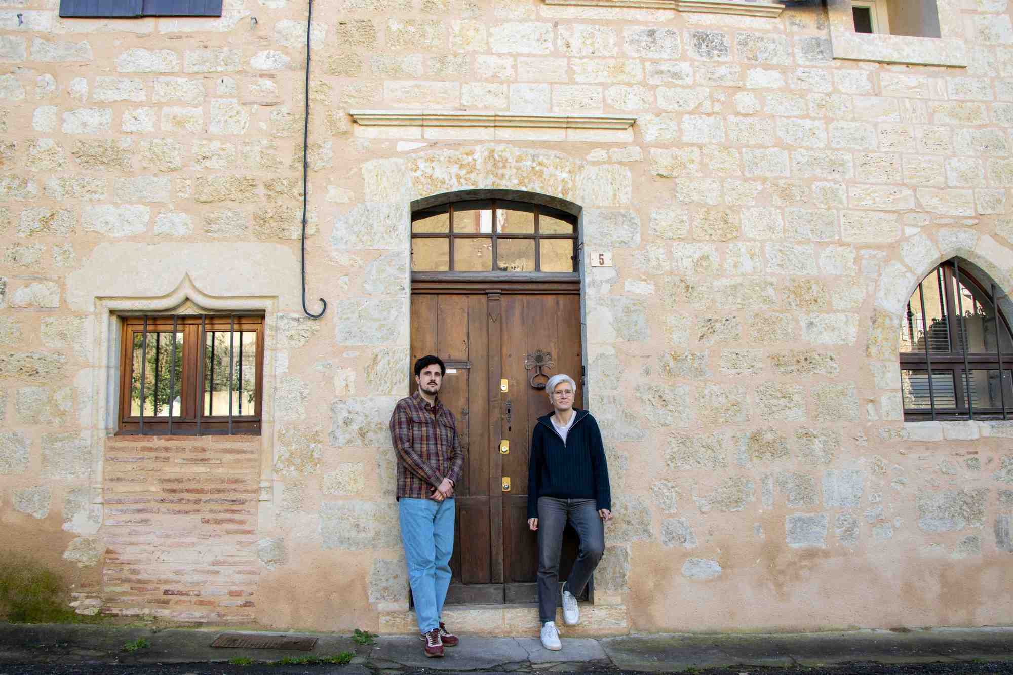 Les deux co-fondateurs de la marque Pétrone devant leurs nouveaux locaux à Pessac.