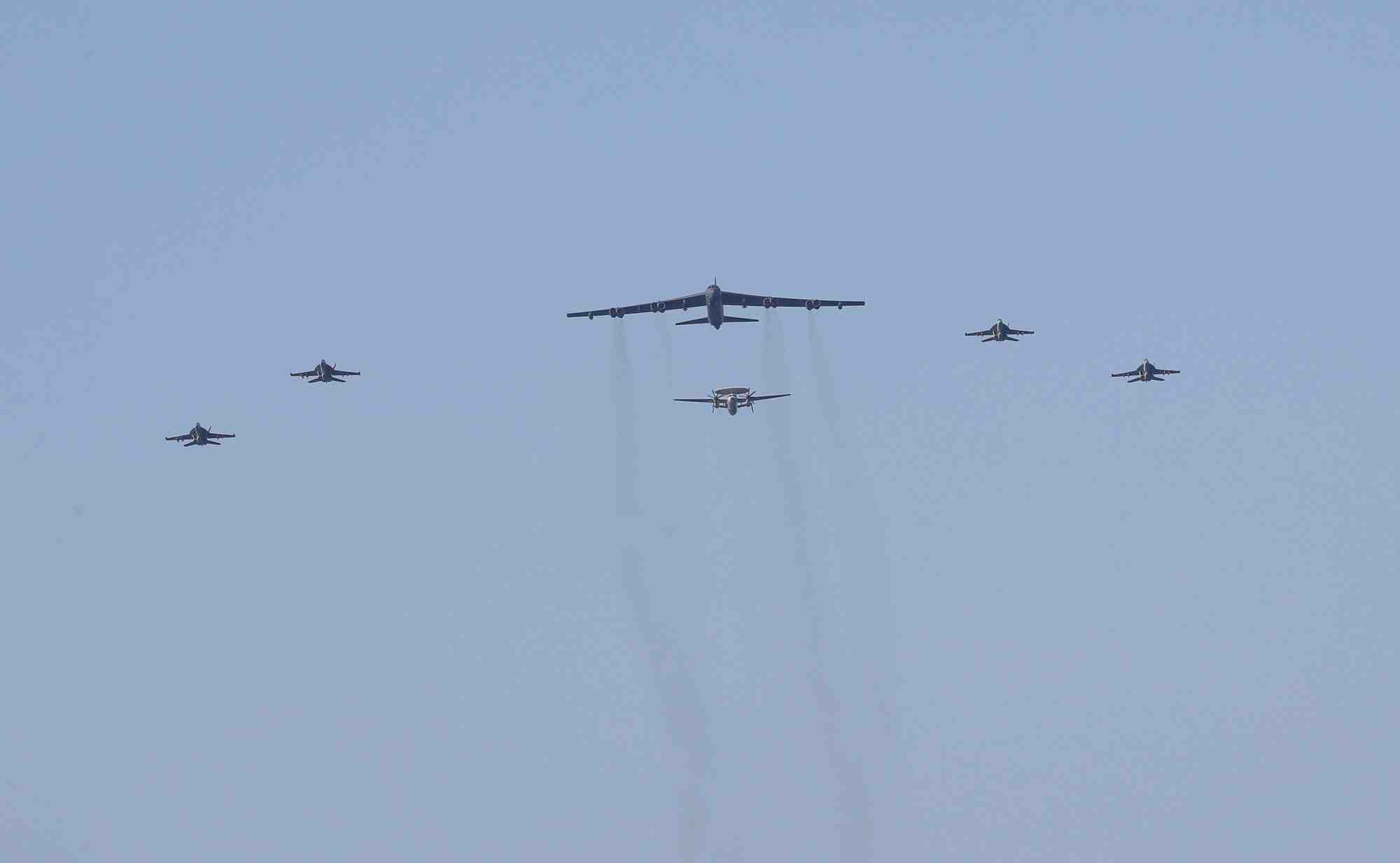 Le porte-avions americain abraham lincoln (cvn 72) et un b-52h stratofortress de l'armee de l'air americaine, deployes dans la region, effectuent des exercices conjoints en mer d'arabie.