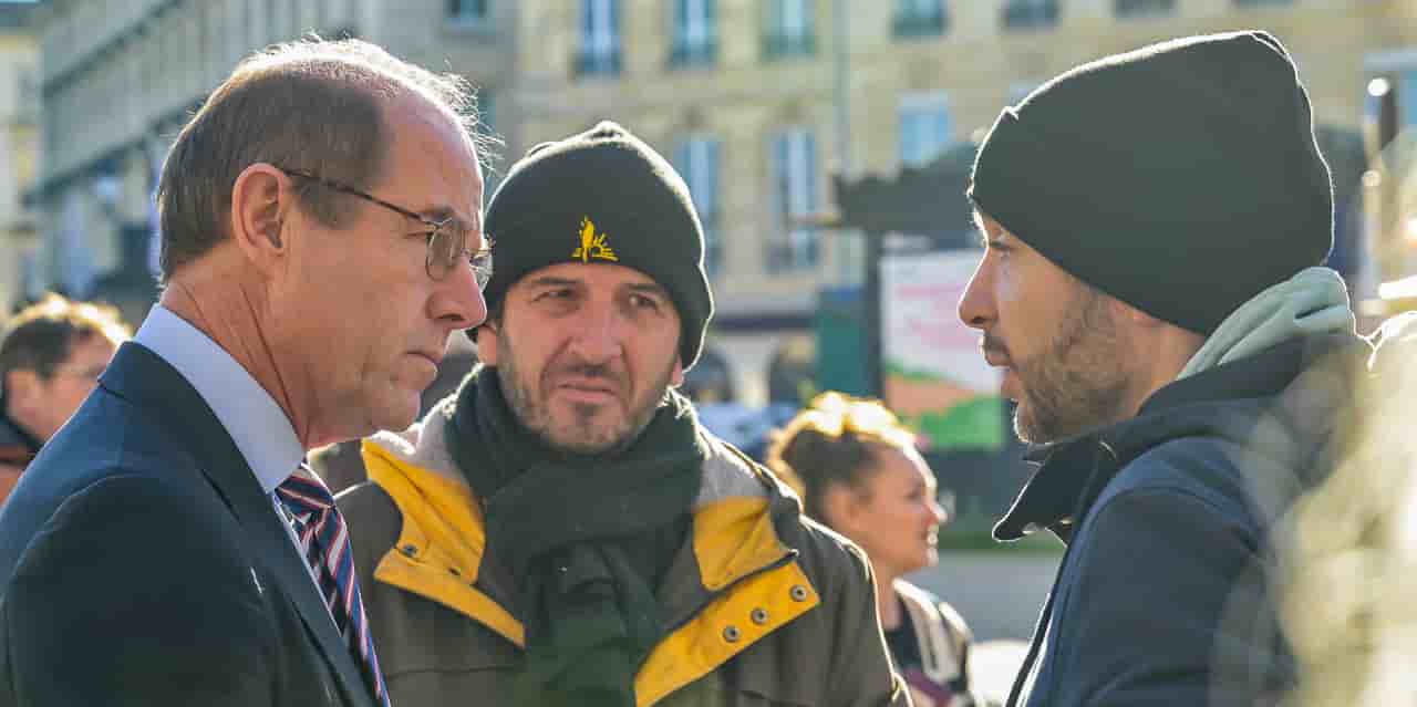 Alan Sichel, le président du Conseil Interprofessionnel du Vin de Bordeaux, discute avec des représentants de la Confédération paysanne, venus manifester devant le CIVB ce lundi 16 décembre 2024 à Bordeaux.