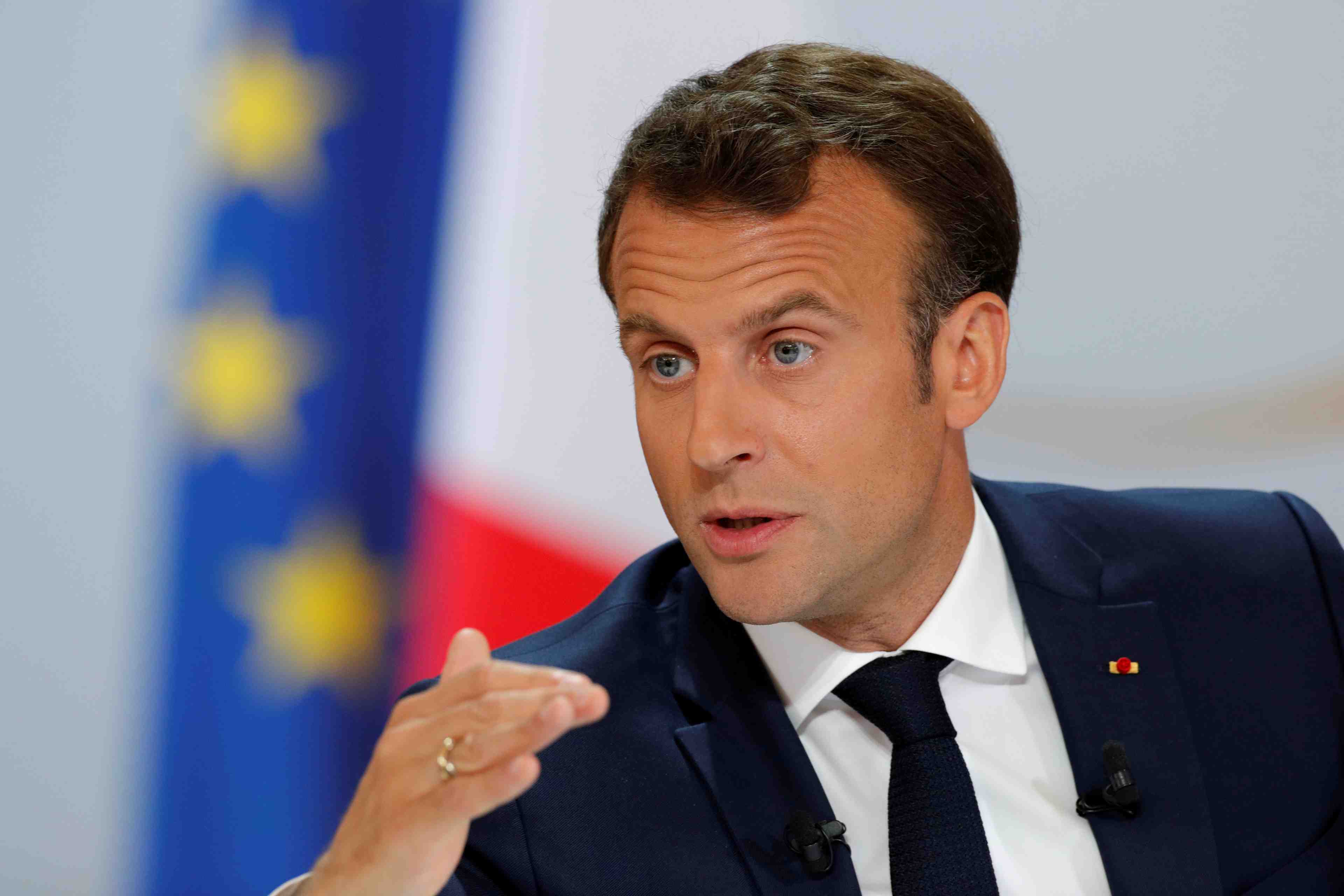 Macron souhaite une "reponse extremement ferme" face aux black-blocs