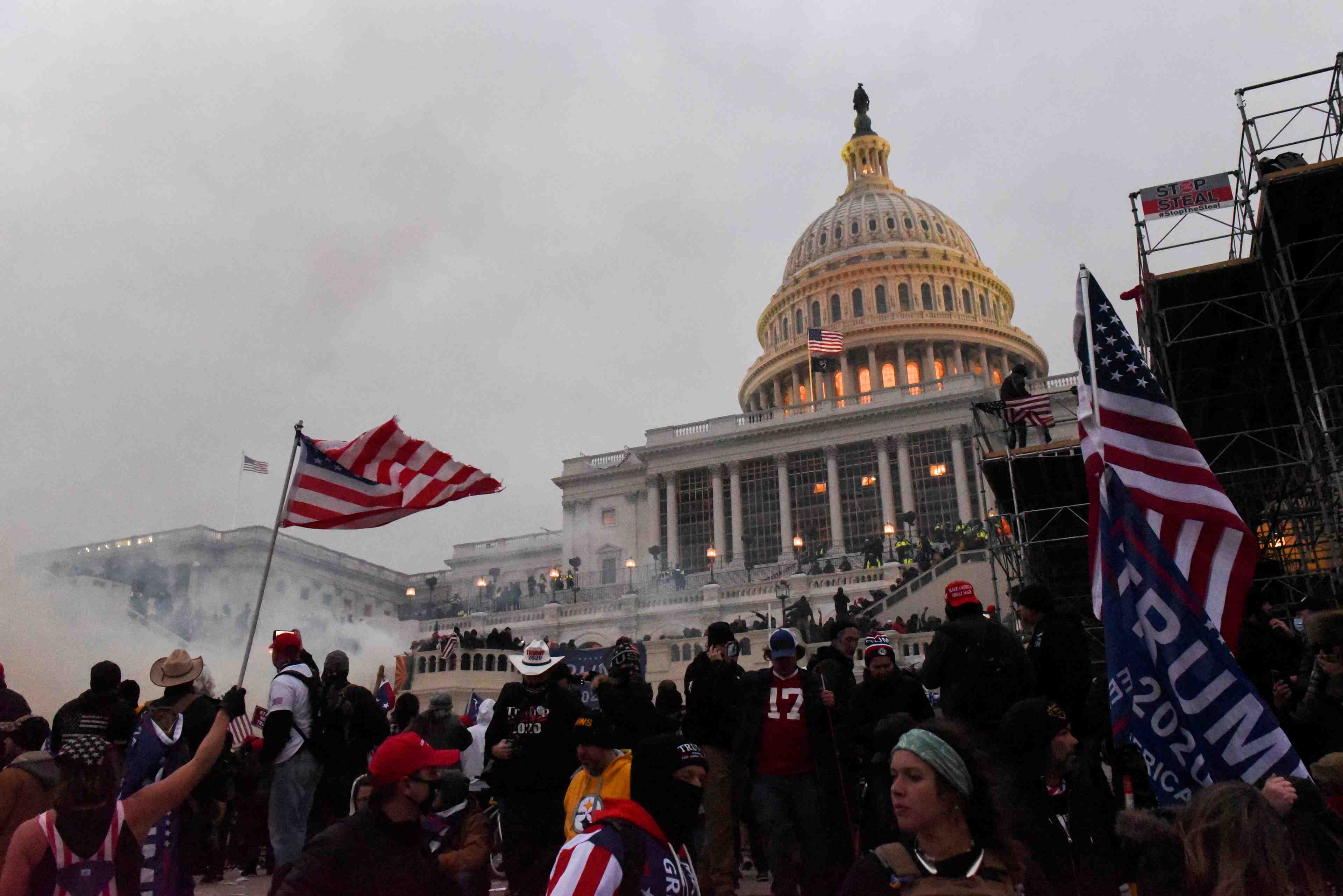 Usa: deux policiers du capitole poursuivent trump pour les emeutes du 6 janvier