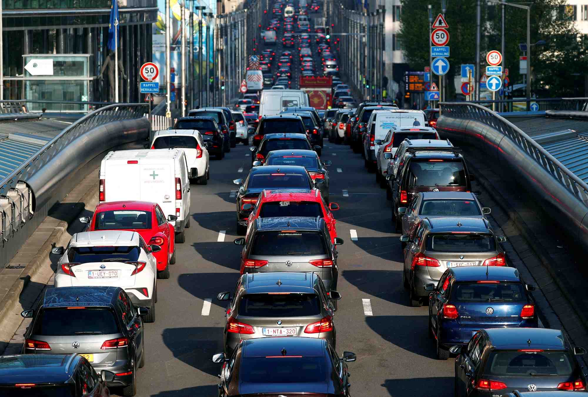 Nouveau recul des ventes de voitures neuves en europe en mars, dit l'acea