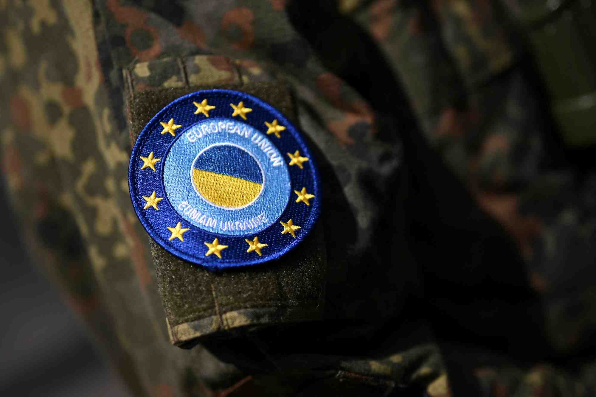 Un insigne de la mission d'assistance militaire de l'union europeenne en ukraine (eumam)