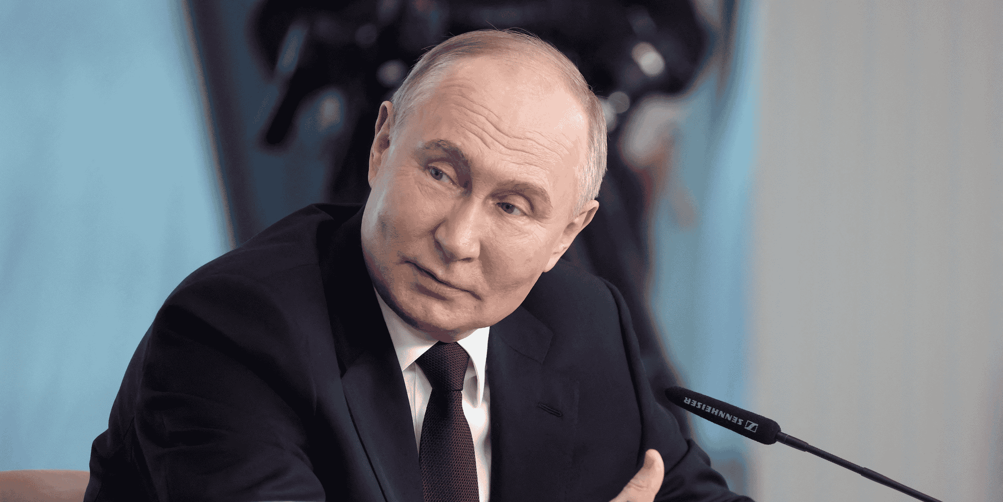 Vladimir Poutine a tenu une interview avec une quinzaine d'agences de presse, où il est apparu souriant mais aussi parfois agacé.