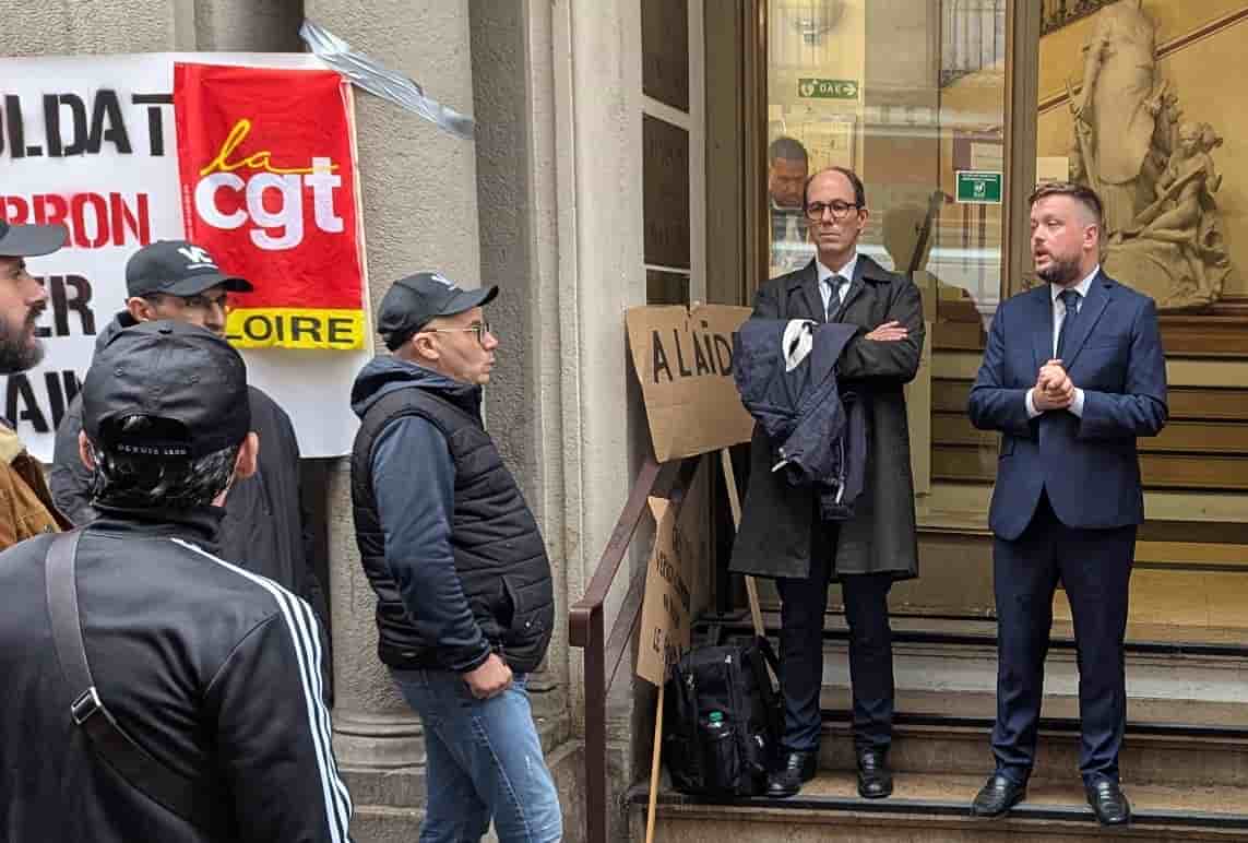 Hugo Brugière à la sortie du Tribunal de commerce ce mercredi 23 avril, pour une prise de parole devant les salariés venus manifester leur inquiétude.