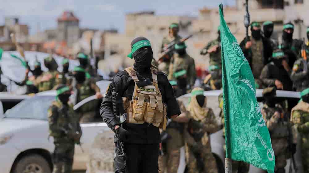 Des combattants du Hamas sur le lieu de la remise des otages israéliens au camp de réfugiés de Nuseirat, dans le centre de la bande de Gaza, dans le cadre de la septième libération d'otages, le 22 février 2025.