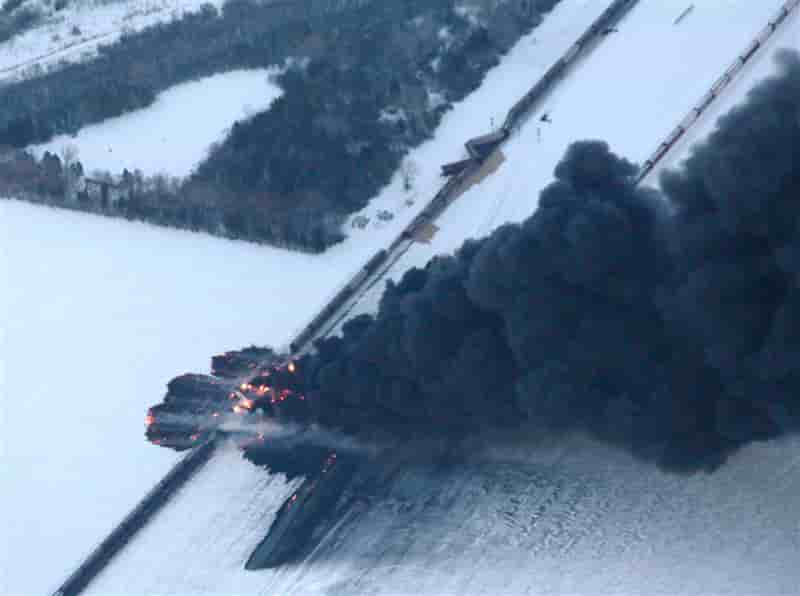 Collision ferroviaire aux Etats-Unis, un convoi pétrolier en feu
