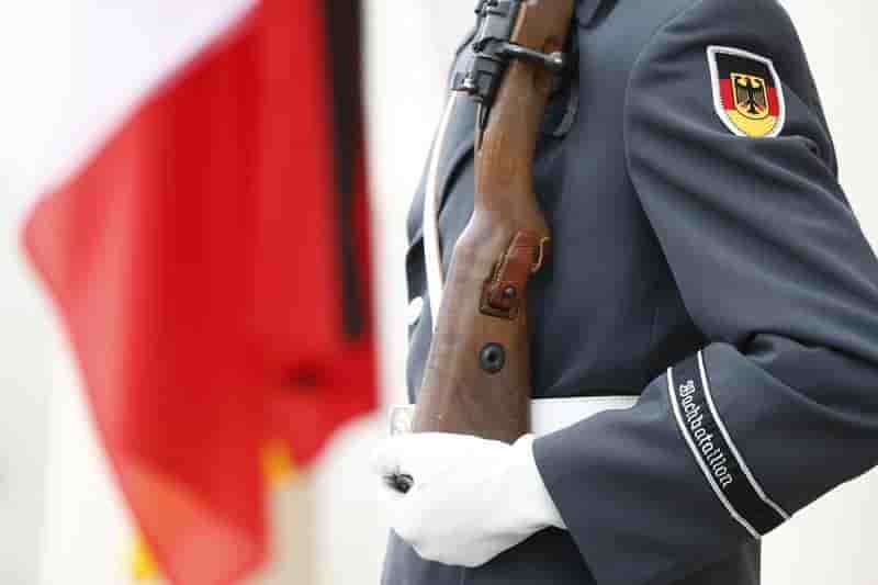 Arrestation d'un soldat allemand soupconne de preparer une attaque