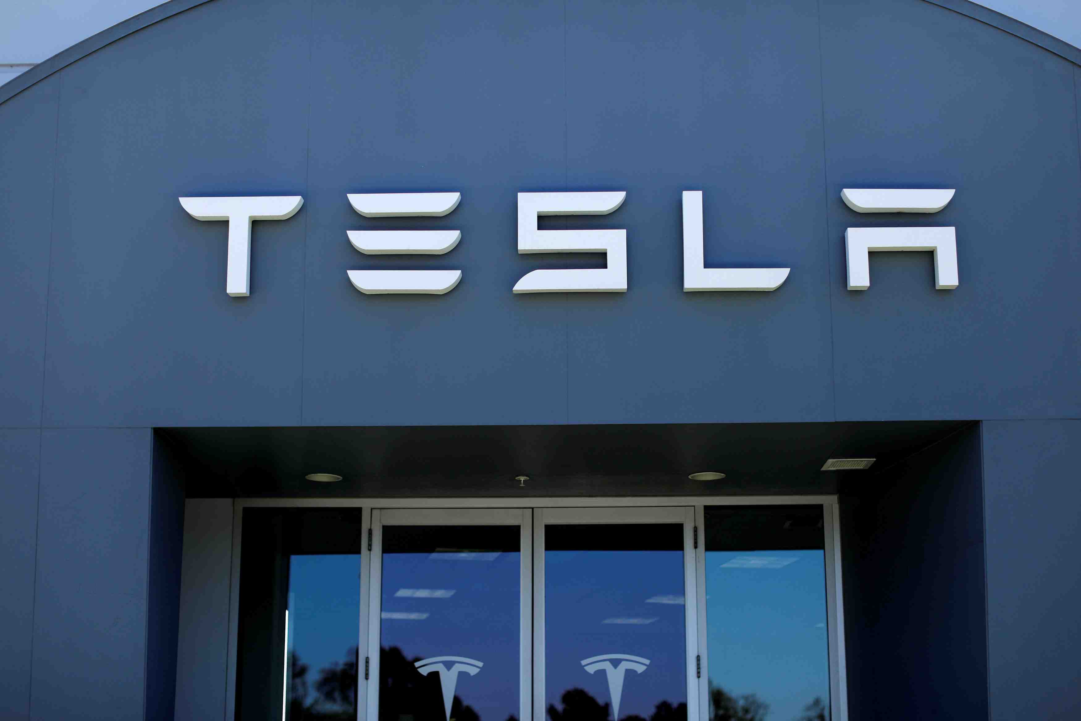 Tesla: musk cherche a former un grand groupe d'investisseurs