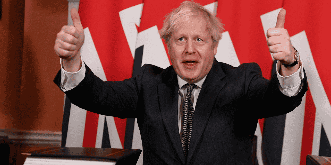 Le premier ministre britannique Boris Johnson signe l'accord post-Brexit, le 30 décembre 2020