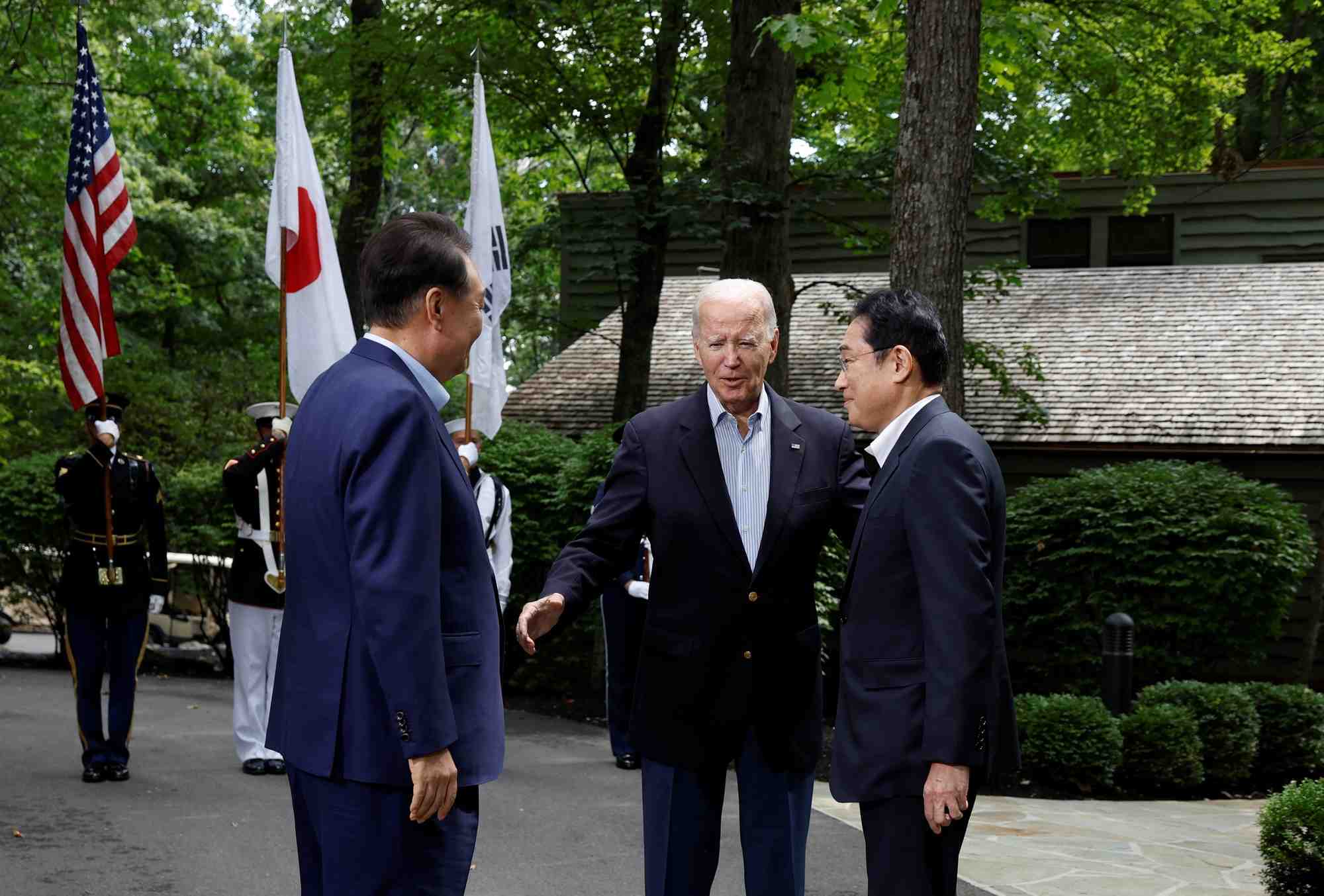 Le president americain joe biden, le president sud-coreen yoon suk yeol et le premier ministre japonais fumio kishida se rencontrent lors du sommet trilateral a camp david
