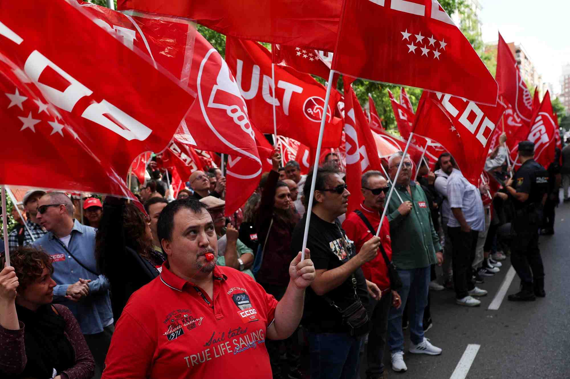 Des membres des syndicats ugt et ccoo manifestent a madrid